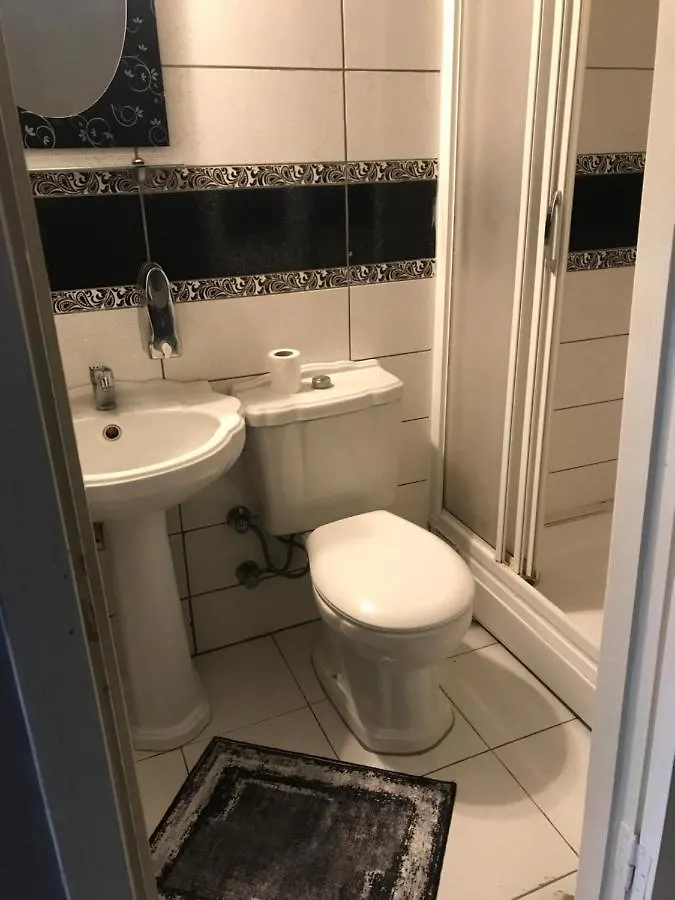 2 Bedroom Apt With Air Con & Sea View 1 Min To Sea Excellent Central Location Marmaris Apartmán