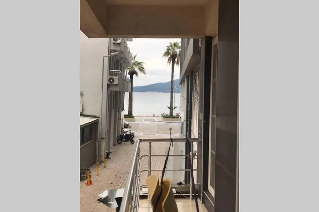 2 Bedroom Apt With Air Con & Sea View 1 Min To Sea Excellent Central Location マルマリス アパート